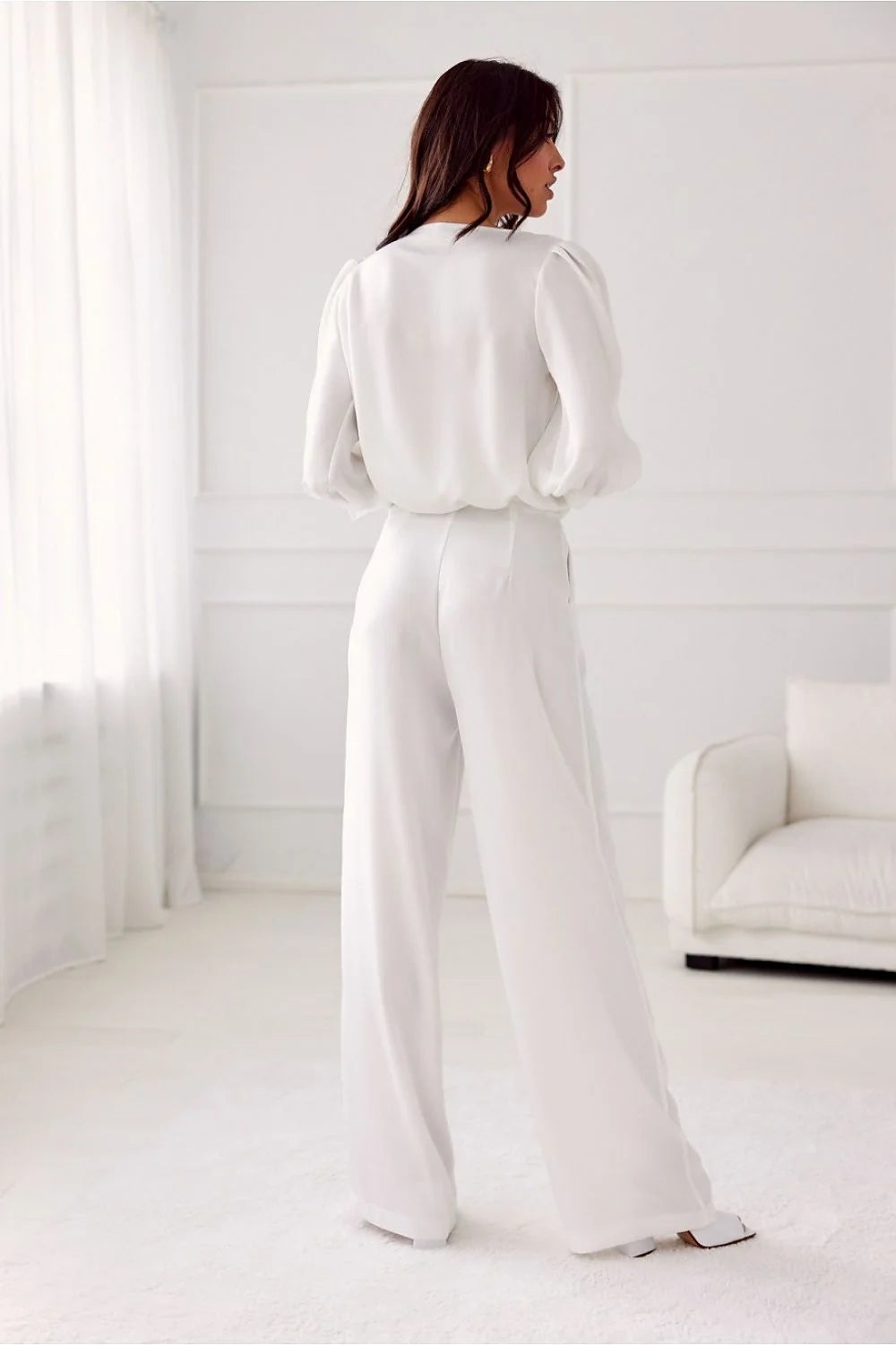 Combinaison élégante femme blanche soie satinée manches longues fleur épaule taille haute pantalon amples