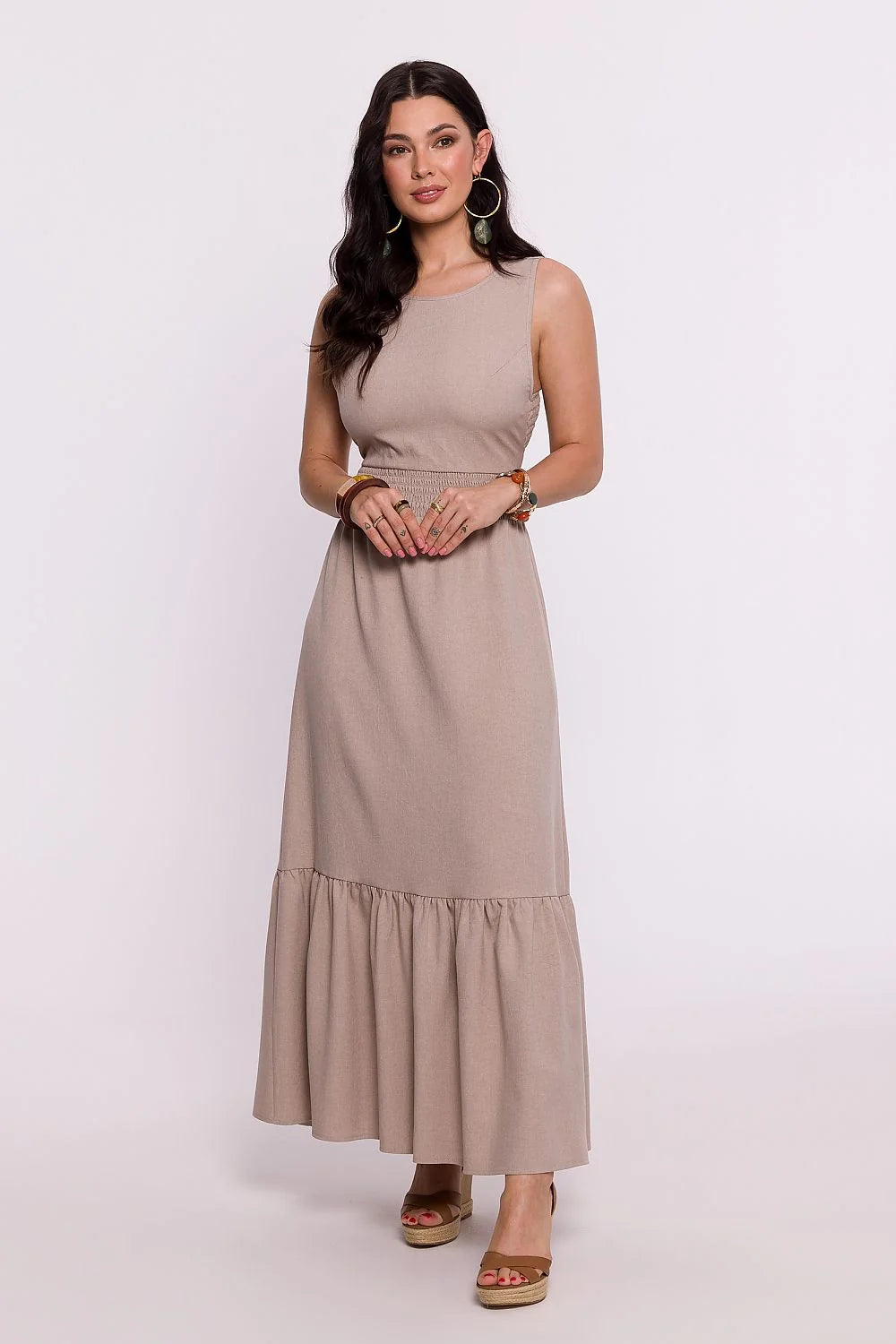 Robe longue Be Wear sans manches dos ouvert volant beige taupe femme coupe fluide élastiquée ajustable occasion élégante