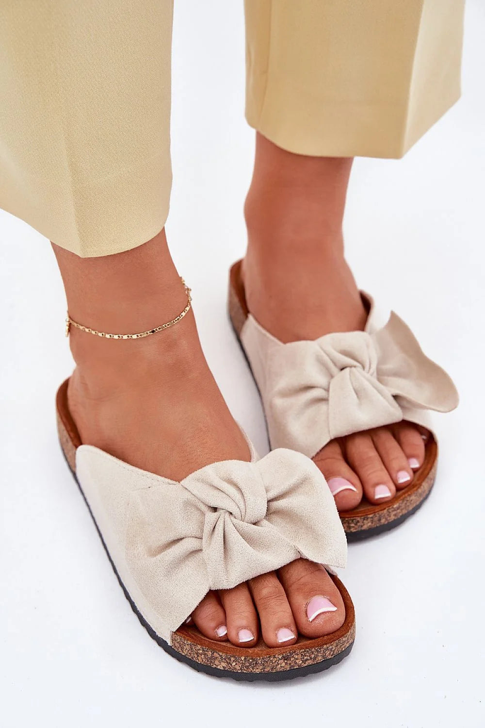 Sandales pour femmes en simili daim beige clair style estival nœud avant confort liège talon plat été