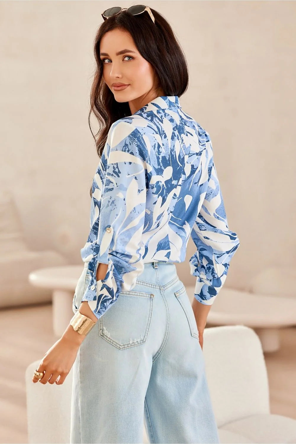 Blouse femme à motif floral bleu et blanc manches longues col V boutons dorés polyester 100 % coupe classique