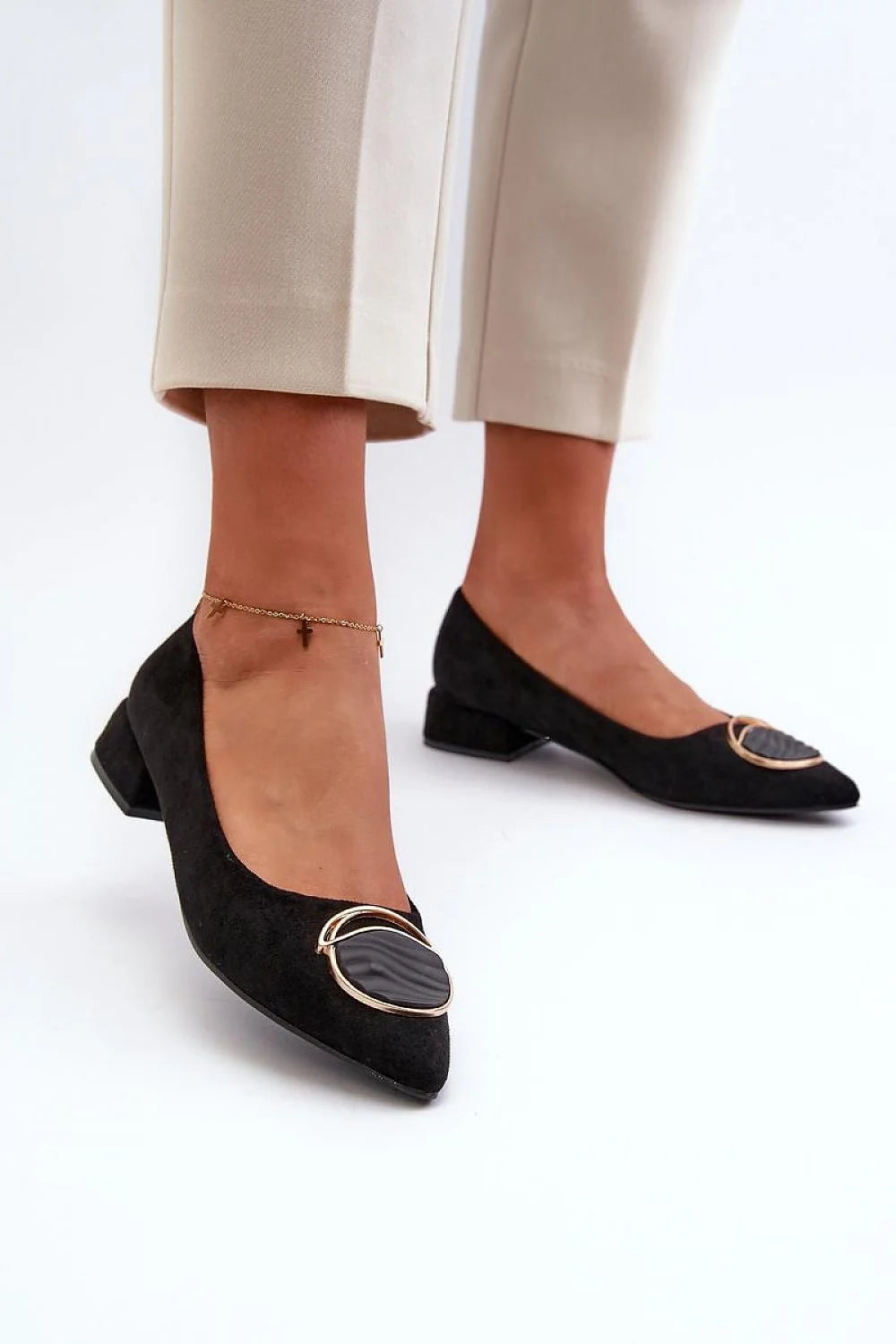 escarpins femme écosuède noir talon bas pointu effilé cheville doré breloques ornement ovale marbré cuir confort
