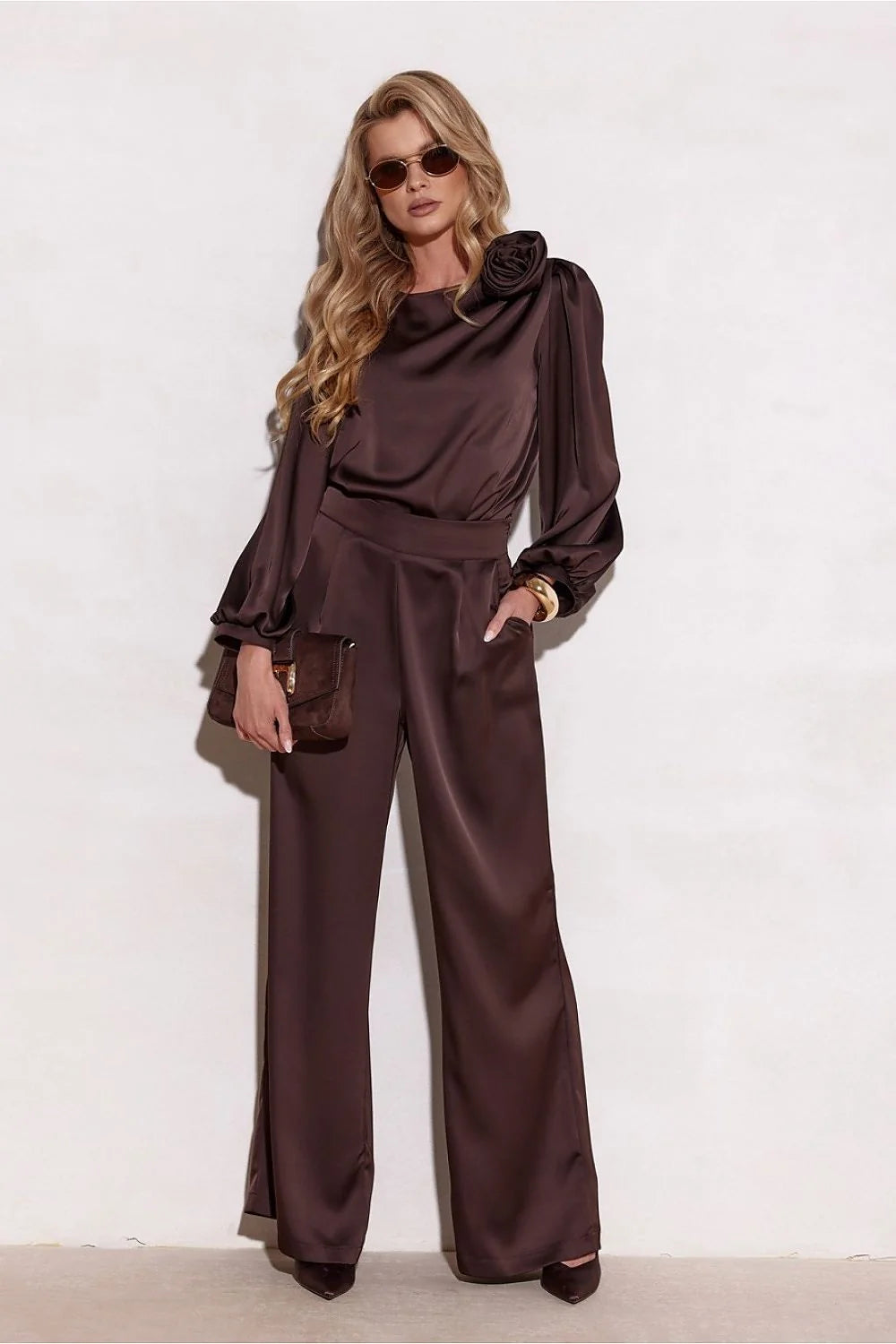 chemise satinée satin polyester chocolat profond col rond rose spectaculaire manches bouffantes coupe ample silhouette féminine élégante soirée