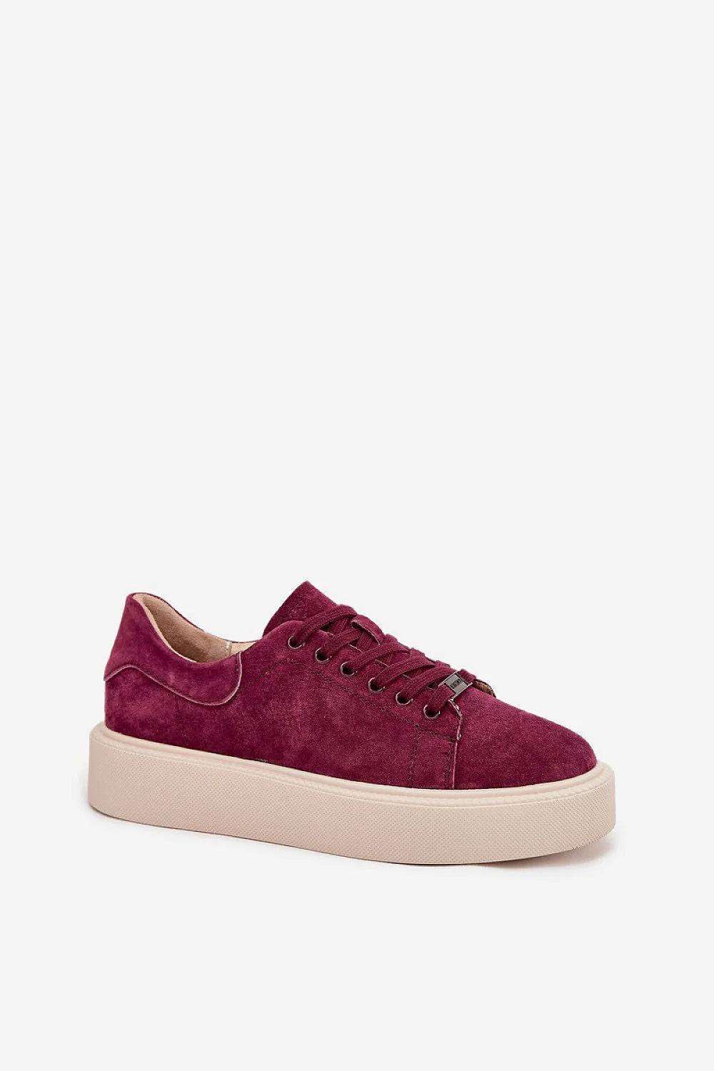 baskets femme daim suédé bordeaux profond bout rond tige basse lacets œillets métalliques plaque logo semelle plateforme beige épaisse veloutée