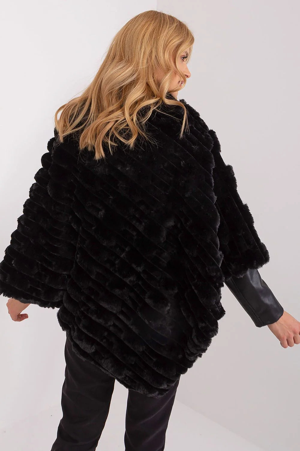 Poncho en fourrure synthétique pour femme, style ample et asymétrique, couleur noire, texture en relief, polyvalent, confortable, élégant, hiver, automne, occasions multiples