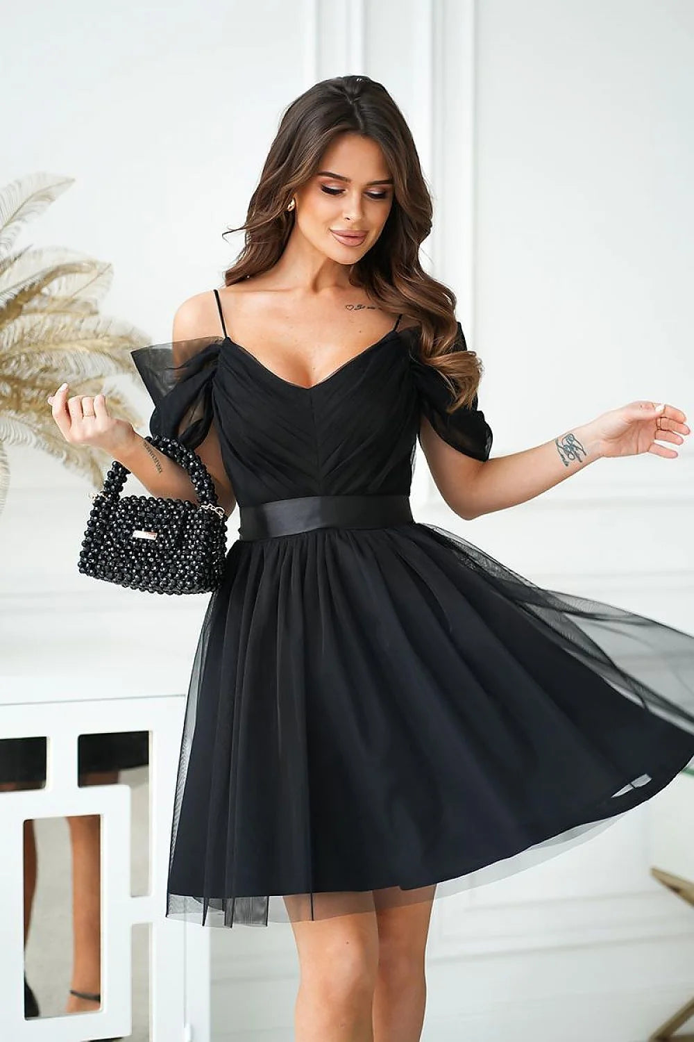 robe soirée courte tulle noir décolleté cœur manches bouffantes bretelles spaghetti ceinture satinée taille marquée jupe évasée volants superposés doublée