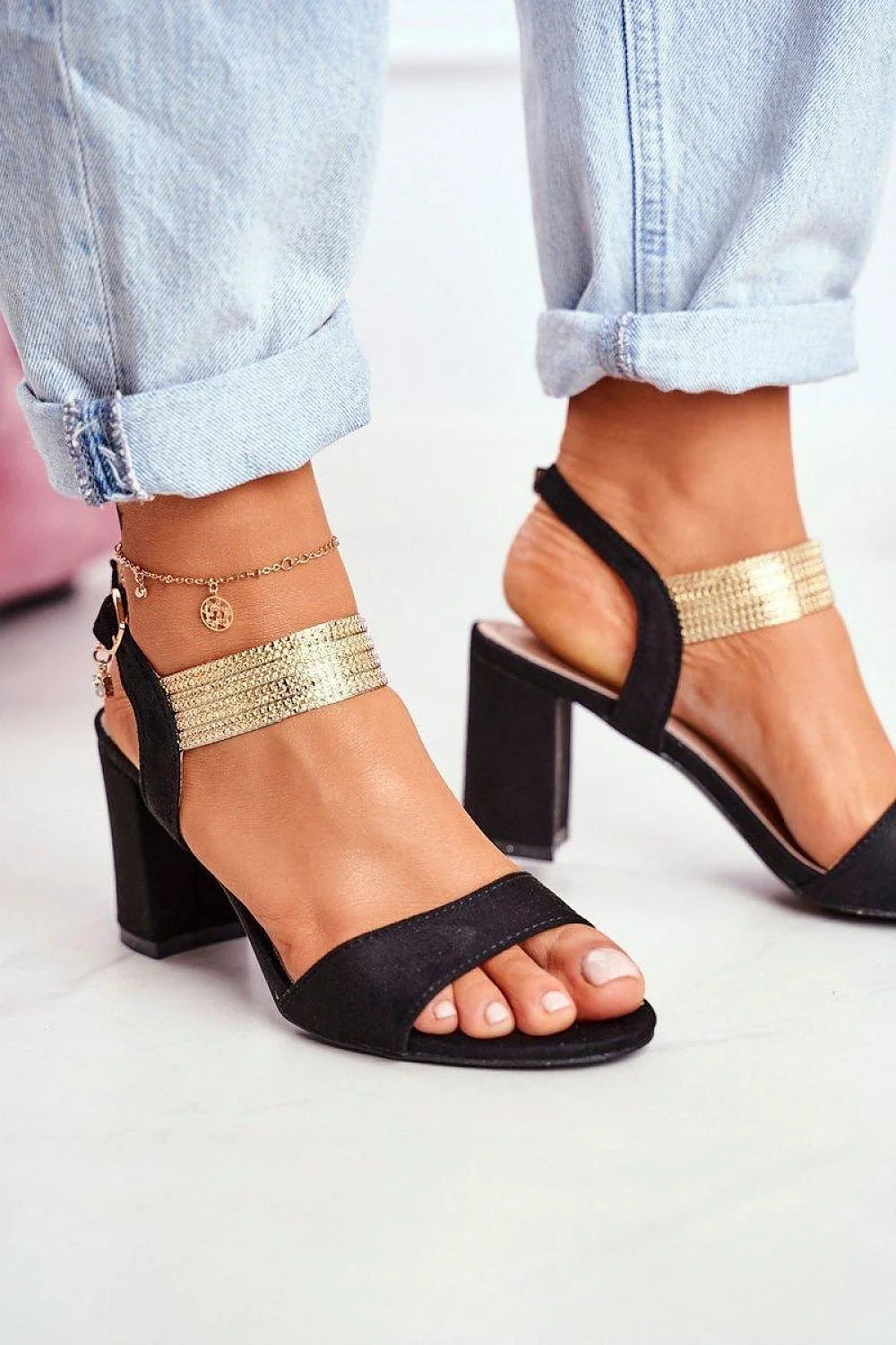 sandales talon carré 8cm cuir suédé écologique noir brides larges cheville métal doré texturé réglable confort élégant soirée chic