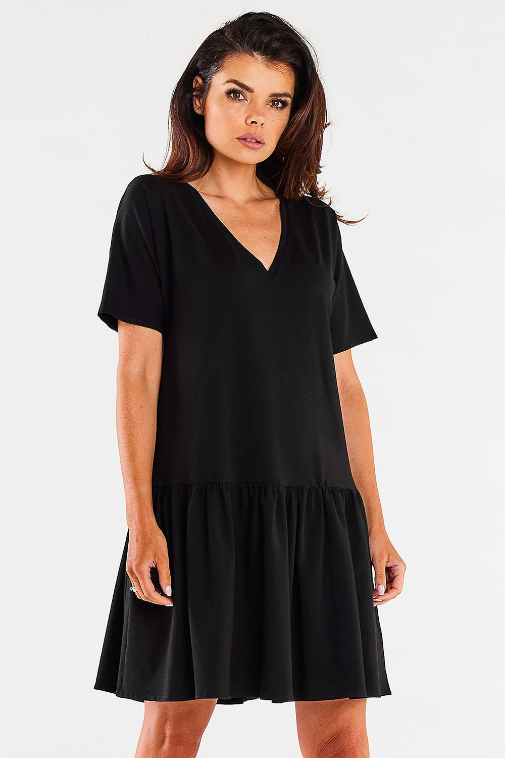 robe noire élégante moderne minimaliste fluide jersey douce confortable coupe ample oversize encolure V manches courtes volant bas polyvalente décontractée