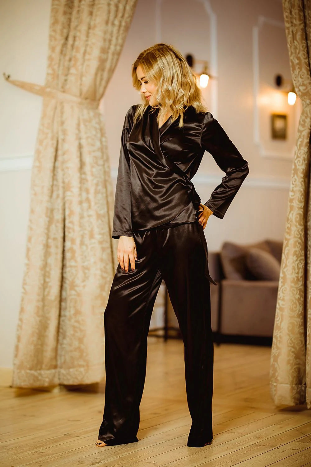 Pyjama femme satin noir élégant coupe ample cache-cœur confortable chic pour nuit luxueuse