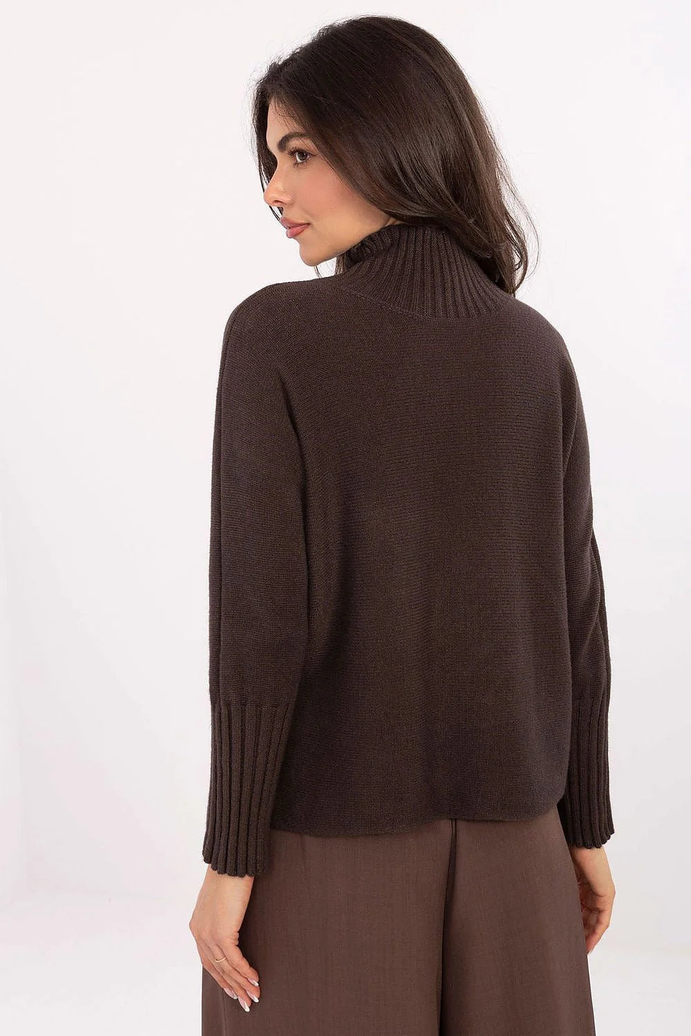 pull col montant femme maille marron tricoté coupe droite longueur hanche structuré polyvalent côtelé manches longues poignets allongés doux épais