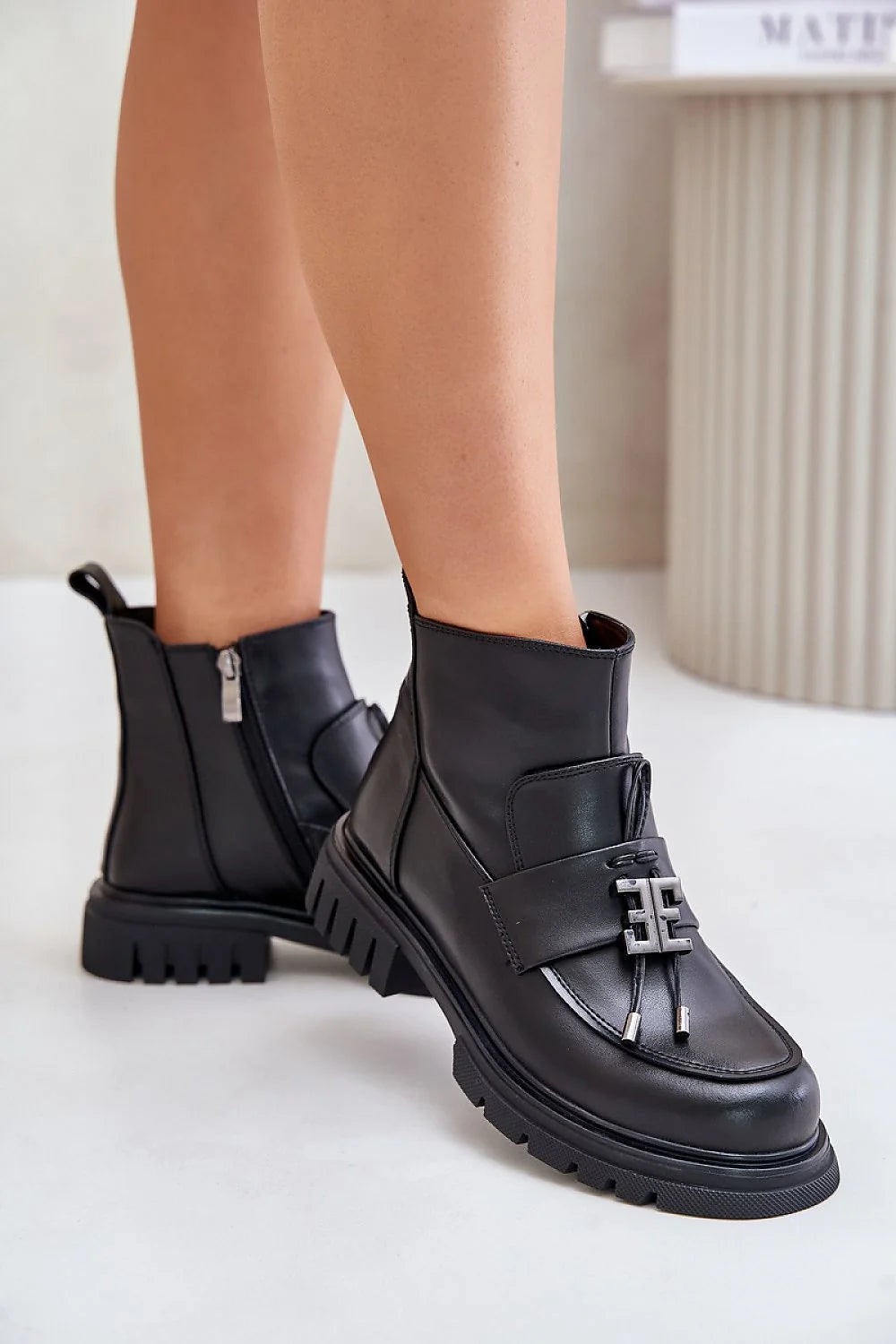 Bottines femmes modernes robustes cuir noir haute qualité fermeture éclair sangle métallique semelle épaisse occasion quotidienne ou spéciale