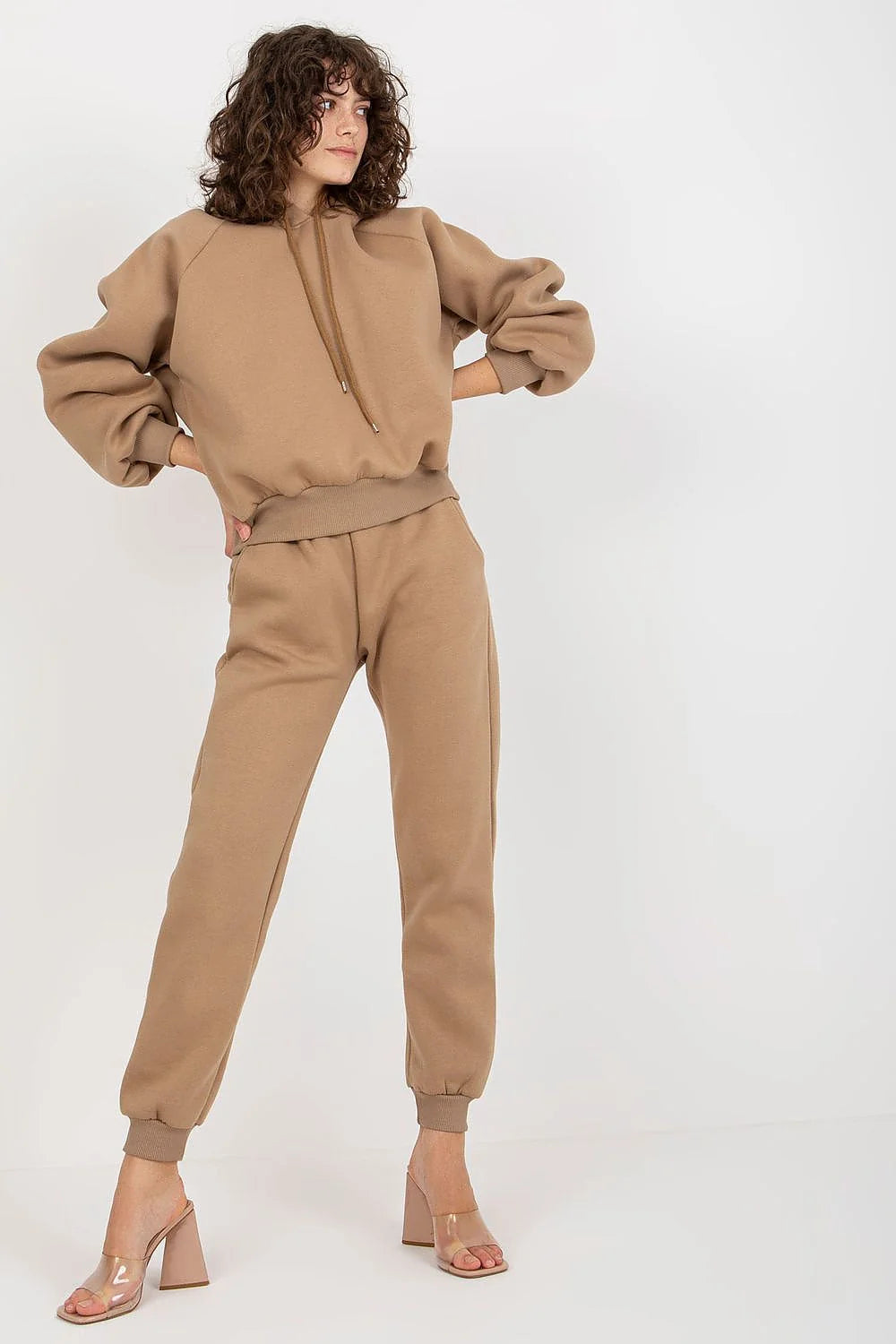 Ensemble de survêtement femme moderne et décontracté sweat à capuche pantalon jogging coupe ample et ajustée tissu coton polyester couleur beige élégante