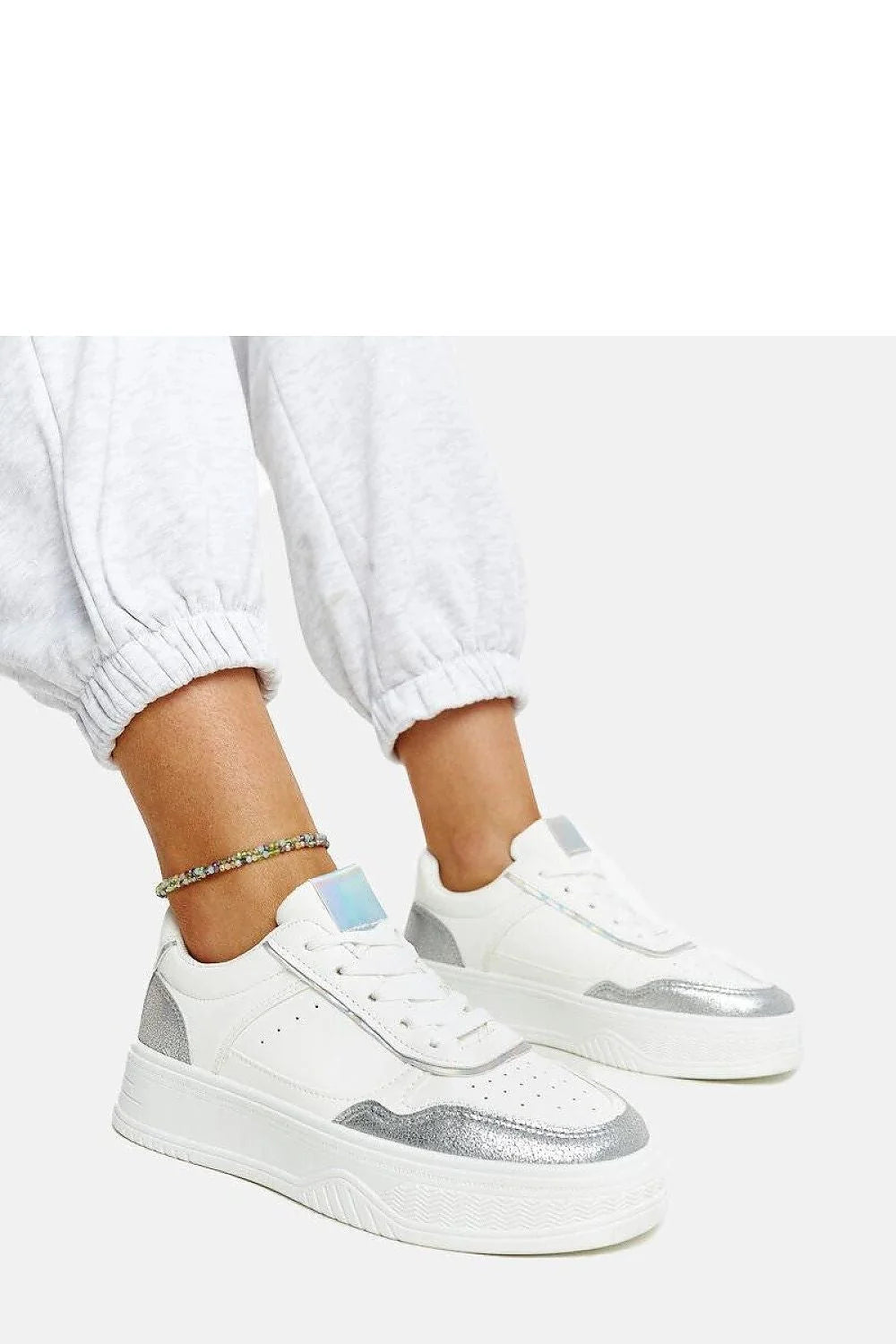Baskets Solea pour femmes design moderne couleur blanche détails métalliques confort style sportif élégance matériaux durables tendance polyvalence