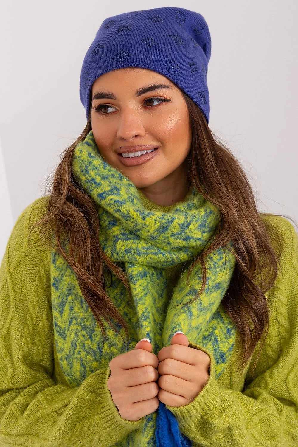 Set d'accessoires d'hiver pour femme, bonnet, écharpe, pull, maille douce, laine, cachemire, motifs discrets, style moderne, élégant, confortable, idéal pour l'hiver