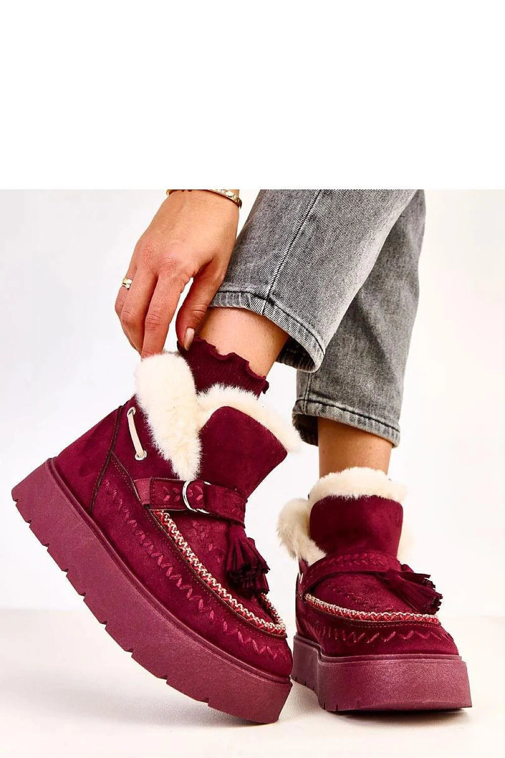 bottines montantes femme bordeaux suédé écologique doublure fourrure synthétique semelle plateforme 4cm crantée bride boucle pompon bout arrondi chaud confortable