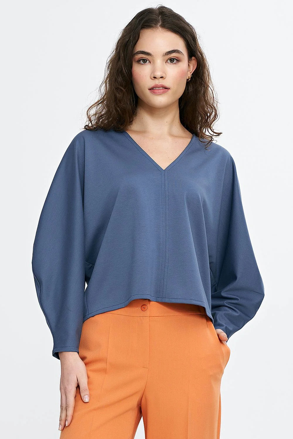 chemisier Nife oversize encolure V manches longues boxy courte emmanchures tombantes couture centrale décorative bleu ardoise fluide léger ourlet droit