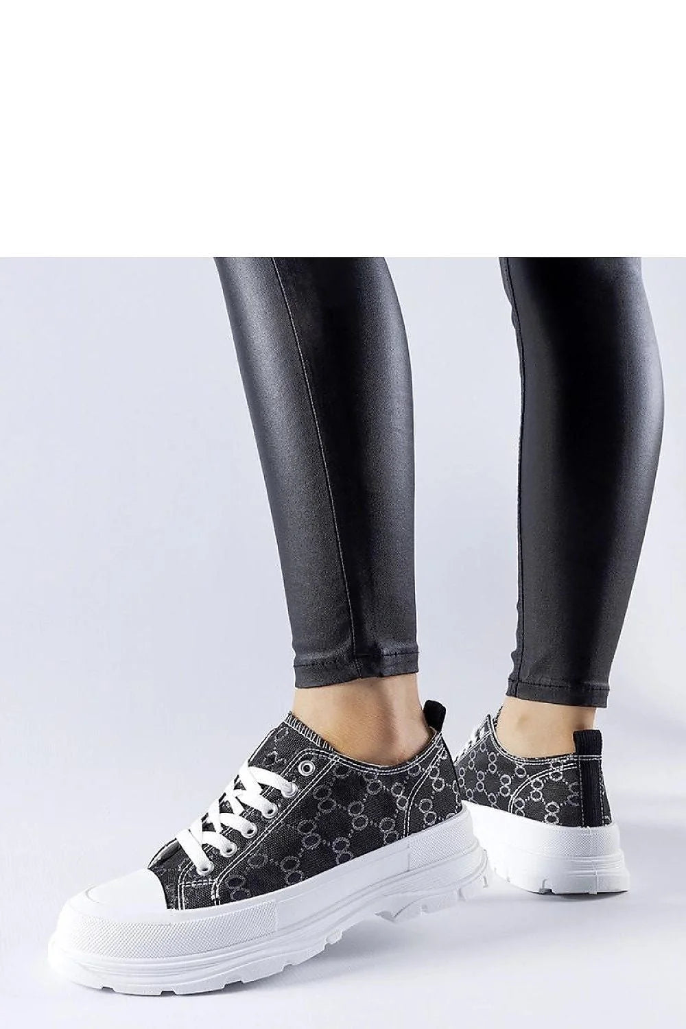Baskets mode femmes design moderne urbain tige textile noir motifs entrelacés cercles anneaux lacets blancs semelle épaisse blanche rainures adhérence coutures blanches apparentes bout rond capuchon caoutchouc blanc