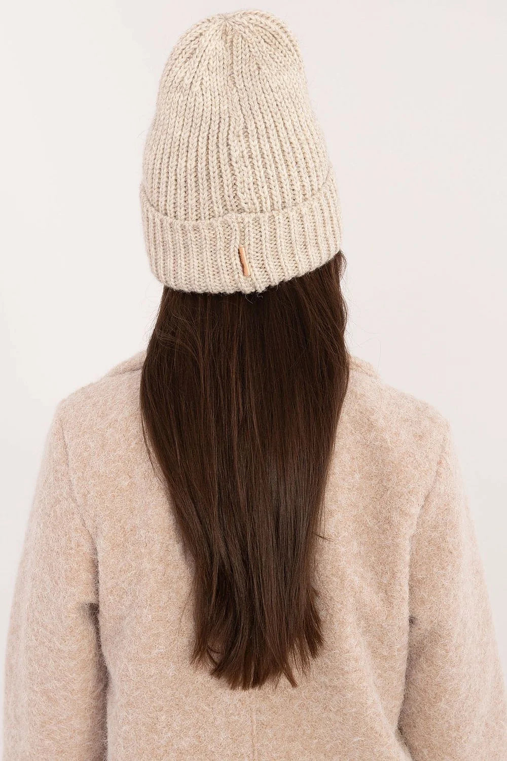 Bonnet tricot femme en acrylique beige à encolure côtelée et patch 'KEEP WARM' style casual hiver