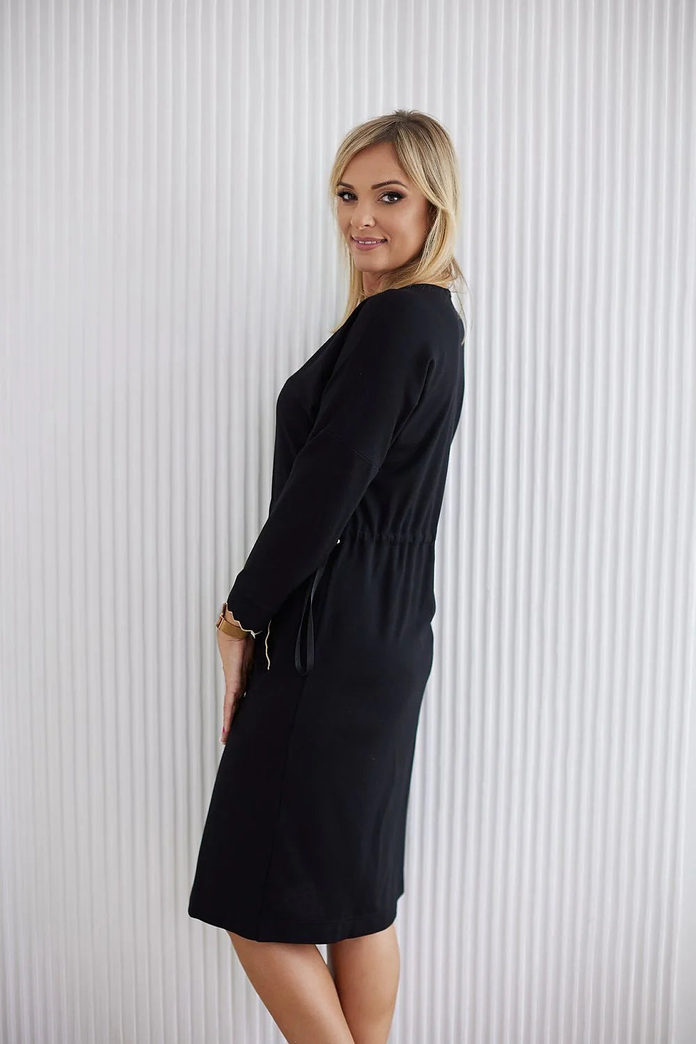 Robe de jour classique La Aurora manches longues enfile noire en tricot souple taille ajustable pour femmes matures occasionnels professionnels et élégants