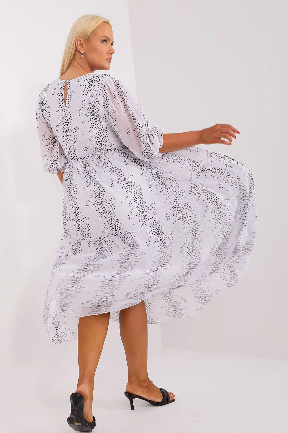 Robe grande taille féminine élégante moderne manches 3/4 encolure ronde tissu semi-transparent blanc motif pois noirs taille ajustable femme occasion décontractée