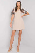 robe courte cocktail élégante audacieuse beige satinée manches bouffantes imprimé léopard coupe droite évasée mini décolleté V tissu fluide sophistiquée