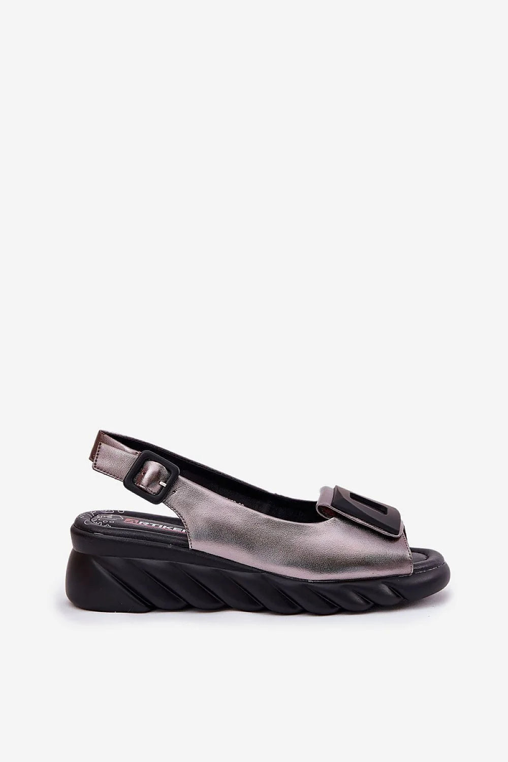 Sandales femmes cuir métallisé argent style moderne détails métal boucle carrée plateforme confort été 2023