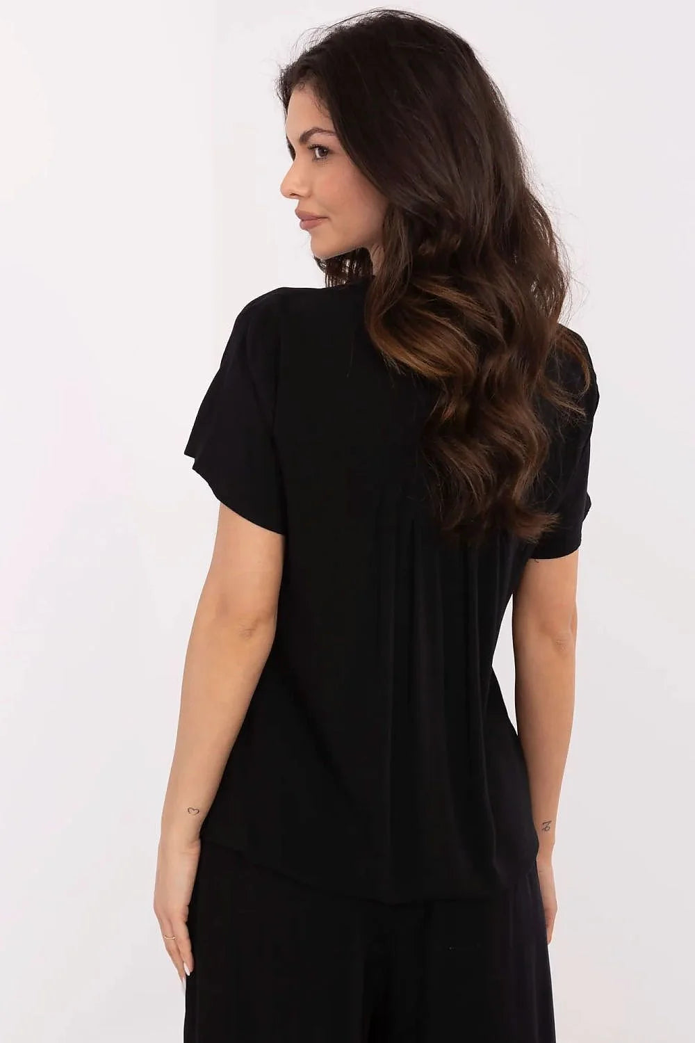 Chemisier Sublevel en viscose éco-responsable décolleté en V manches courtes couleur noire coupe droite pantalon assorti ceinture élastique tassels femmes