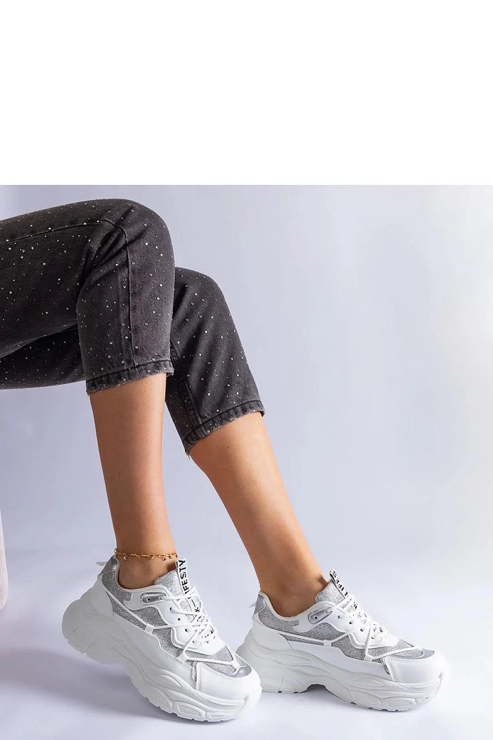 Sneakers femmes style chunky semelle épaisse cuir synthétique blanc et gris maille ventilation talon branding