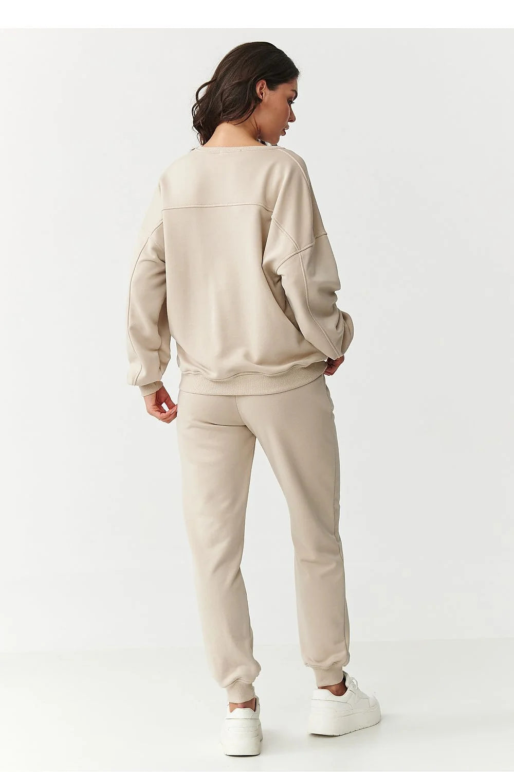 ensemble jogging femme athleisure molleton coton élasthanne beige pierre oversize col rond épaules tombantes broderie tonale taille élastique poches chevilles