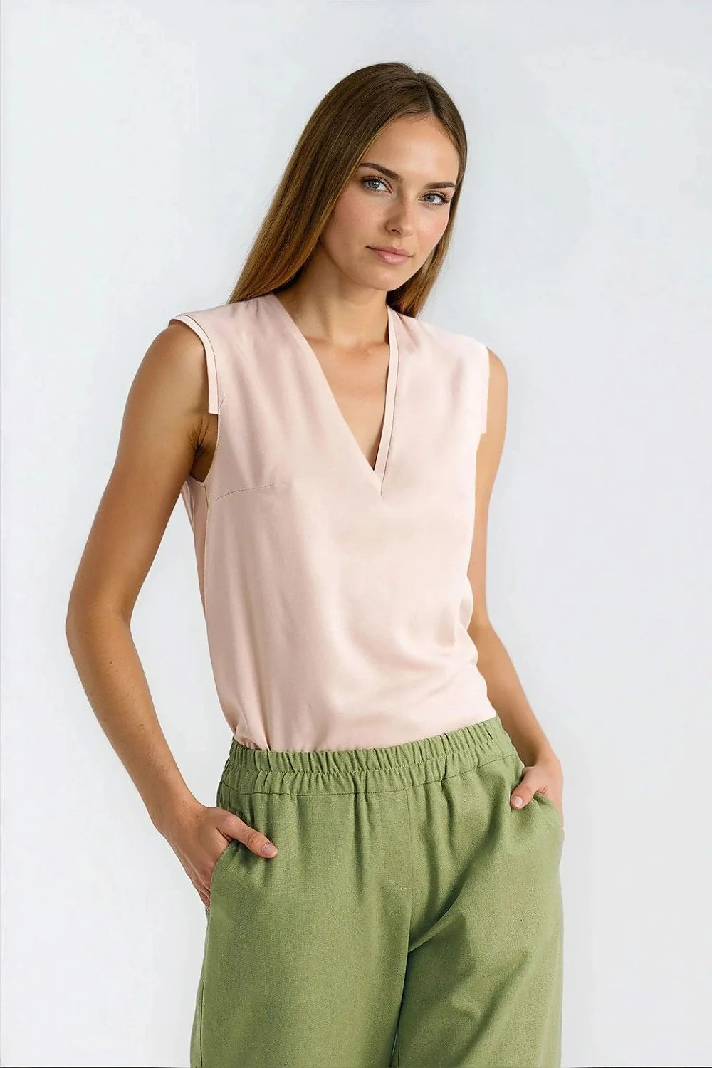 blouse femme rose poudré viscose satinée légère fluide coupe droite encolure V profonde subtile plissée épaules sans manches