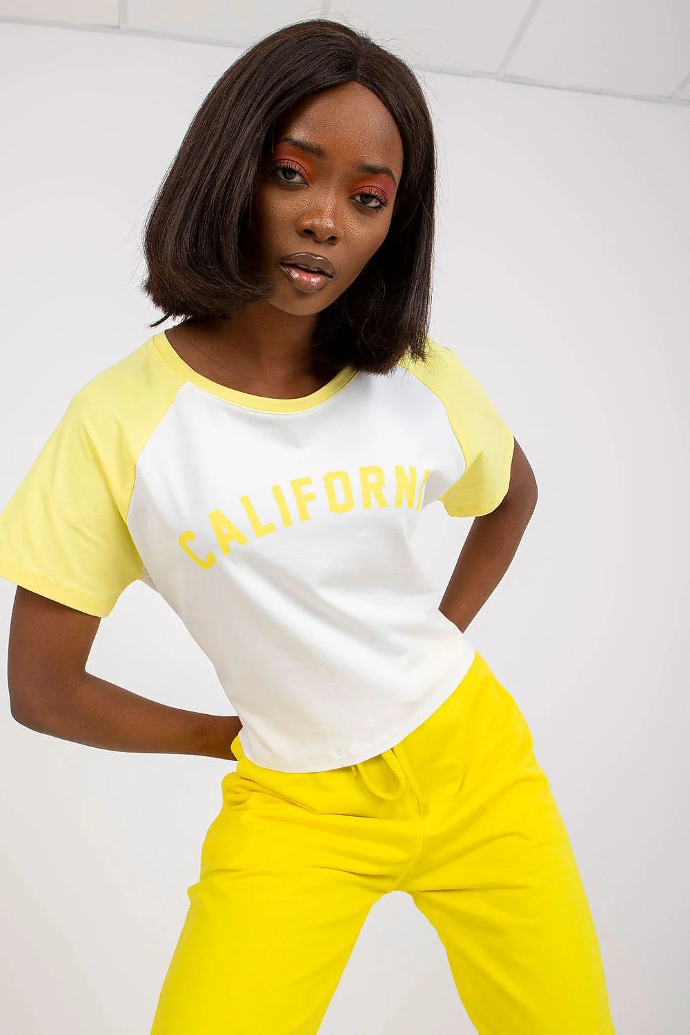 T-shirt femme décontracté style raglan manches courtes couleur blanc jaune inscription california coton spandex