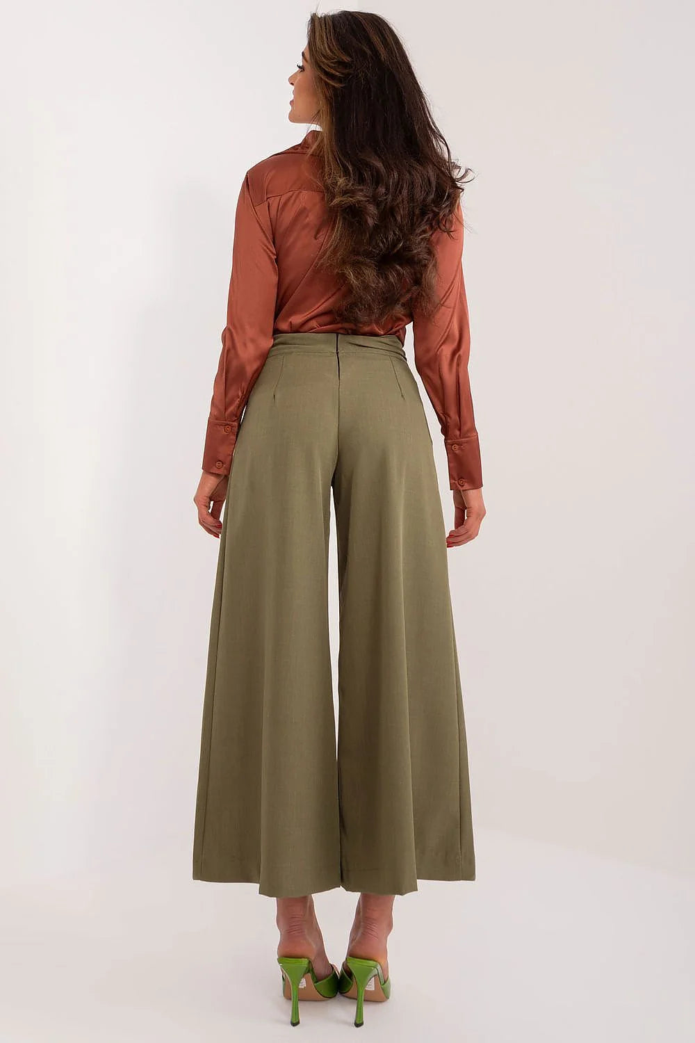 ensemble femme chemise satinée marron cuivré col classique manches longues boutonnée pantalon palazzo taille haute kaki olive plis marqués talons