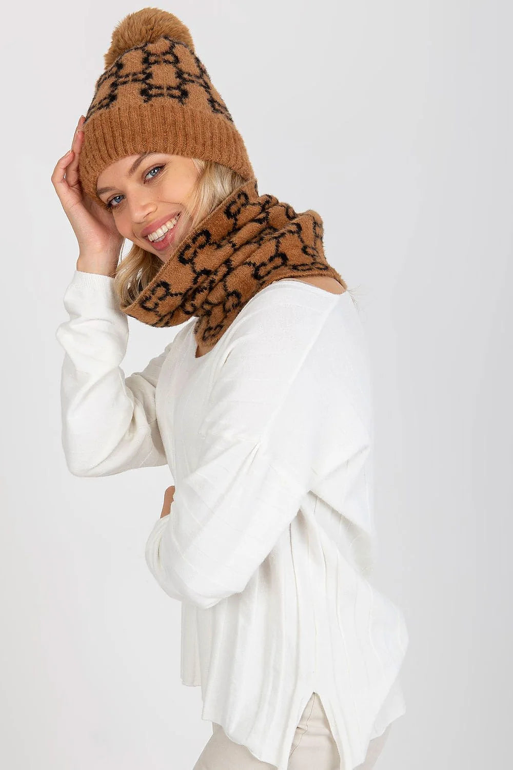 Ensemble hiver mode femme bonnet snood motif noir brun caramel pompon tricoté doux chaud