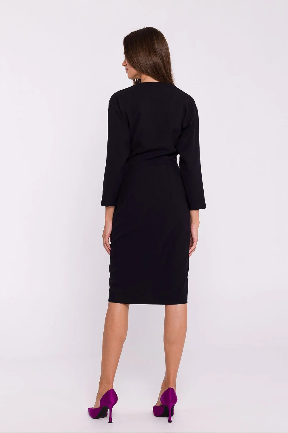 Robe élégante pour femme noire manches longues encolure V ajustée taille marquée longueur genoux coupe crayon