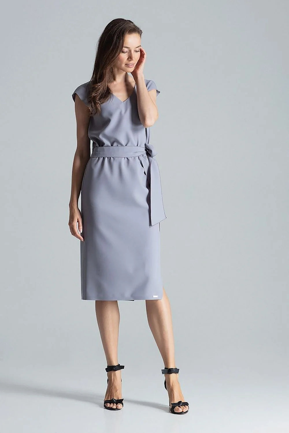 robe midi bordeaux polyester fluide mate nondoublée colV ceinture asymétrique fente manches courtes fourreau ajustée élégante chic contemporaine