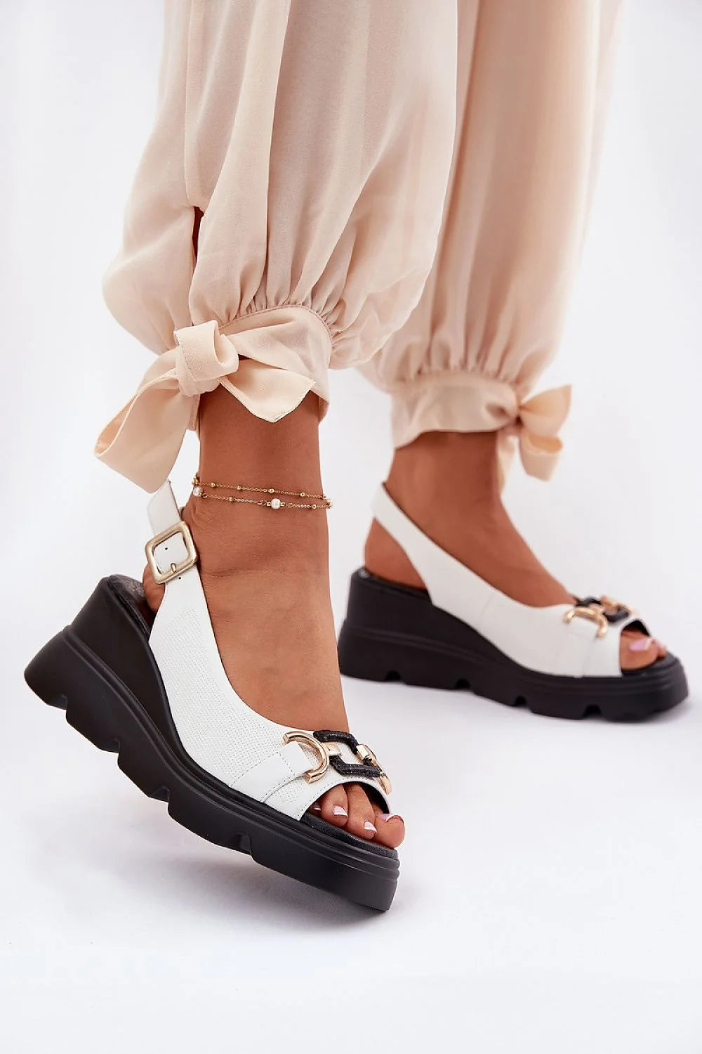 sandales femmes cuir naturel blanc tige texturée bride arrière réglable boucle dorée chaînette métal plateforme noire semelle crantée