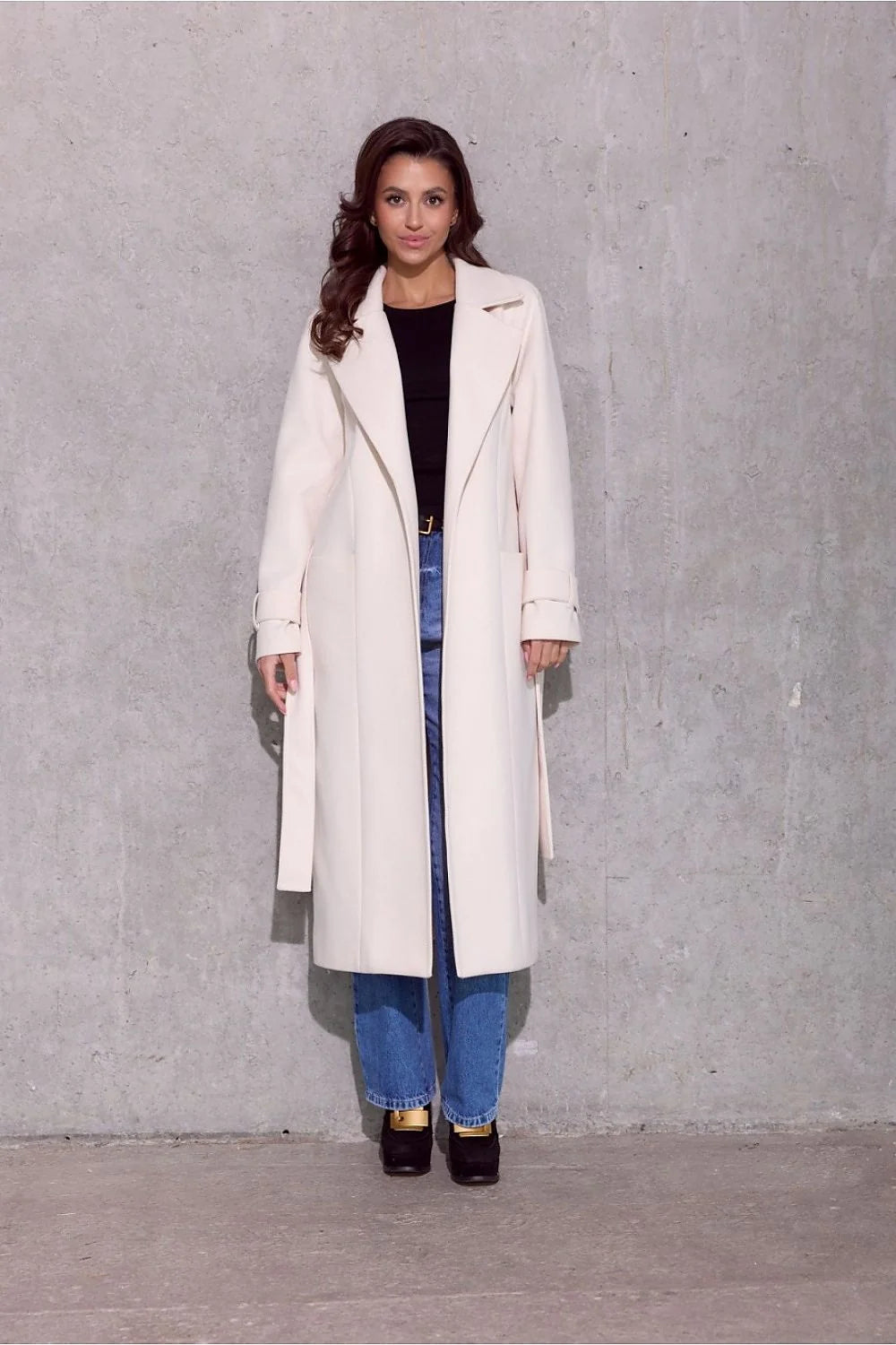 Manteau élégant pour femmes longueur midi coupe droite ceinture incluse matière haute qualité couleur crème