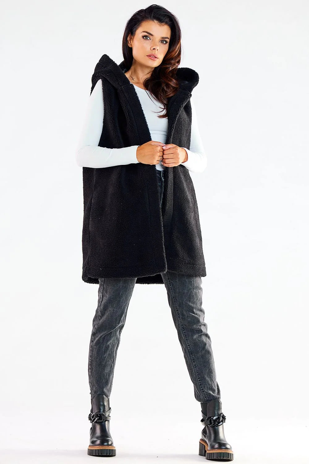 Gilet sans manches pour femmes en fausse fourrure noire moderne et décontracté, coupe longue et droite, doublé, polyester 100 %, fabriqué en Pologne