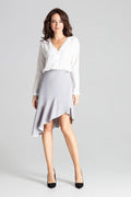 Blouse en polyester blanc et jupe grise asymétrique élégante pour look professionnel féminin chic