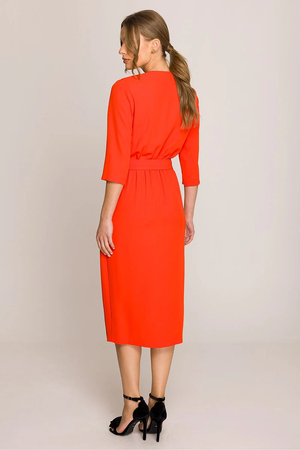 robe midi portefeuille ceinturée crêpe rouge vif décolleté V profond manches troisquarts fente centrale coupe droite ajustée taille nouée élégante