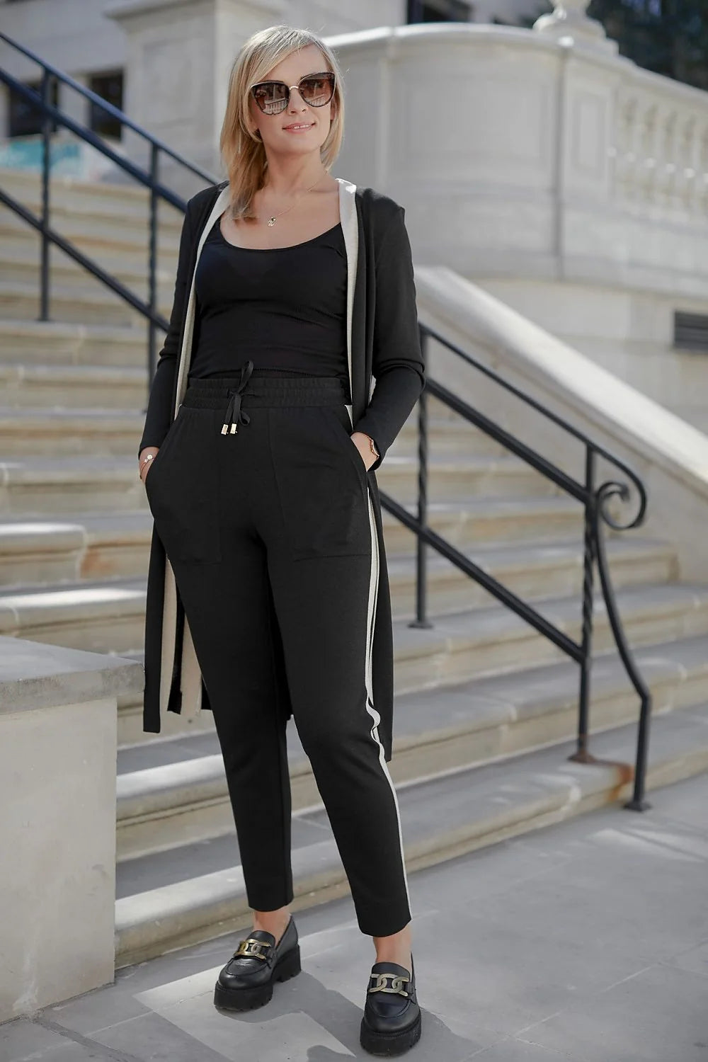 Tenue décontractée chic pour femmes, cardigan long, pantalon ajusté, matériaux confortables, style casual élégant, couleur noire, accents beige, look moderne