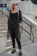 Tenue décontractée chic pour femmes, cardigan long, pantalon ajusté, matériaux confortables, style casual élégant, couleur noire, accents beige, look moderne