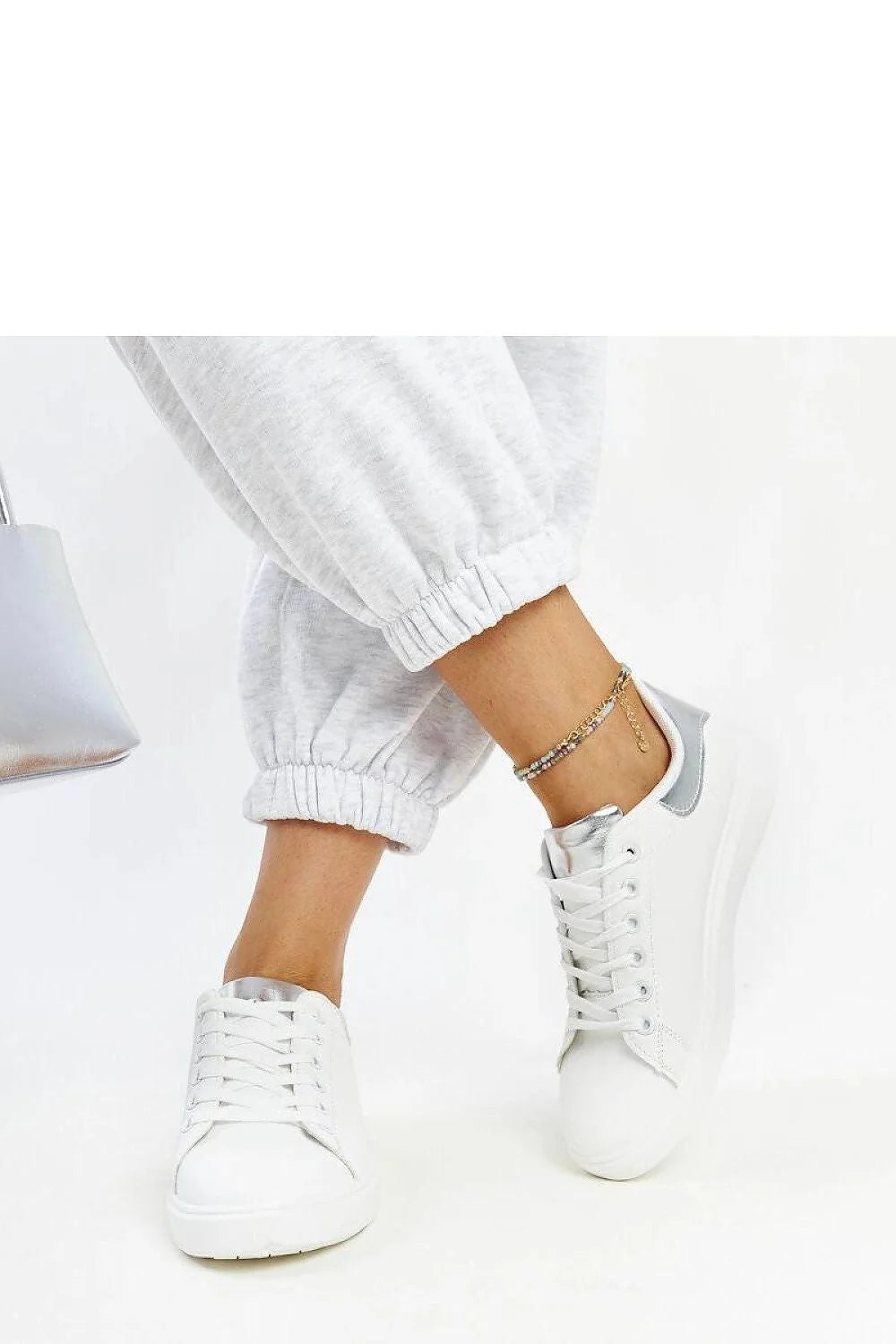 Baskets pour femmes modernes style sneakers blanc argenté cuir écologique semelle caoutchouc blanche taille ajustable