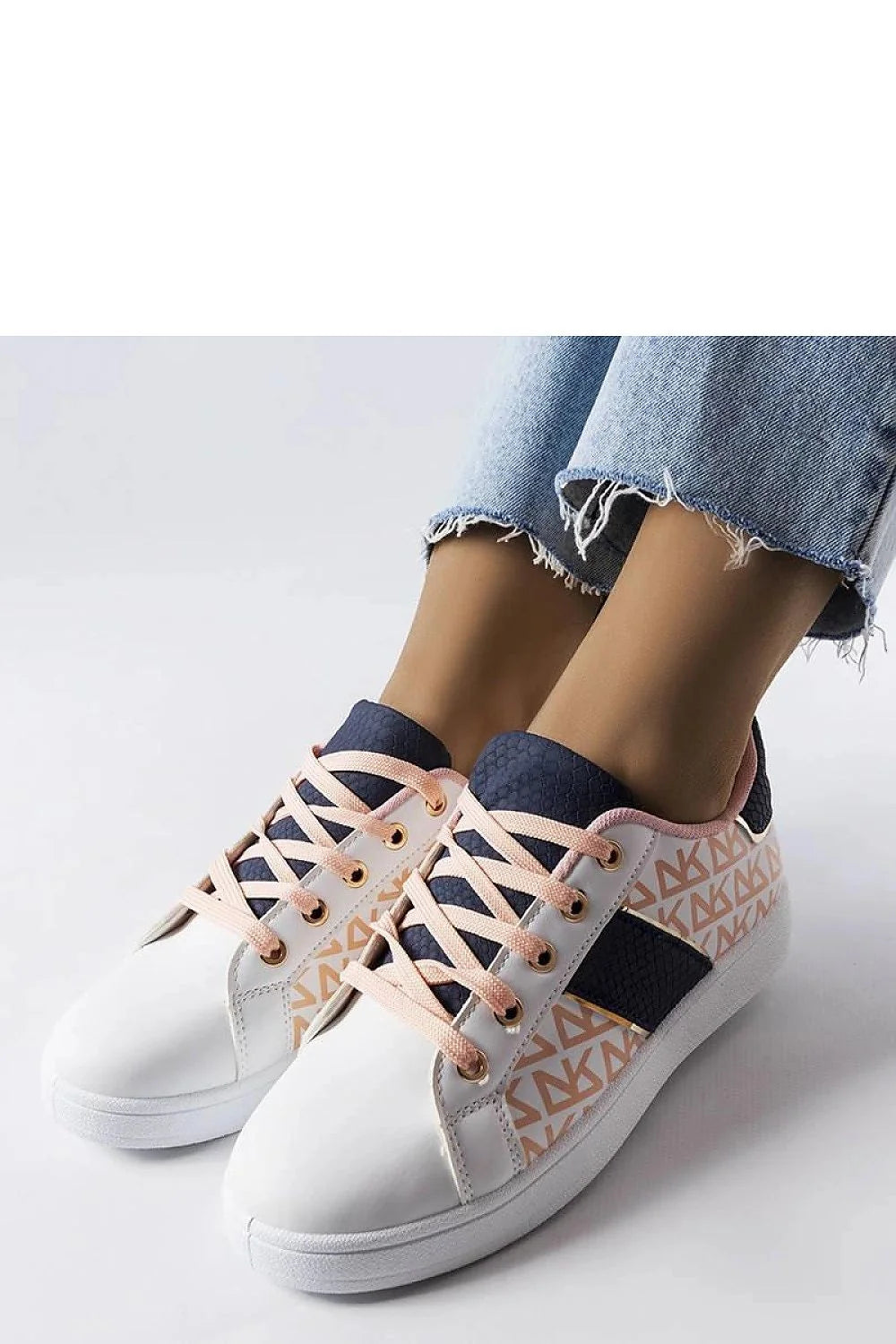 baskets Solea femme tige basse lacées blanches monogramme rose poudré empiècements bleu marine lacets assortis œillets métalliques semelle blanche épaisse