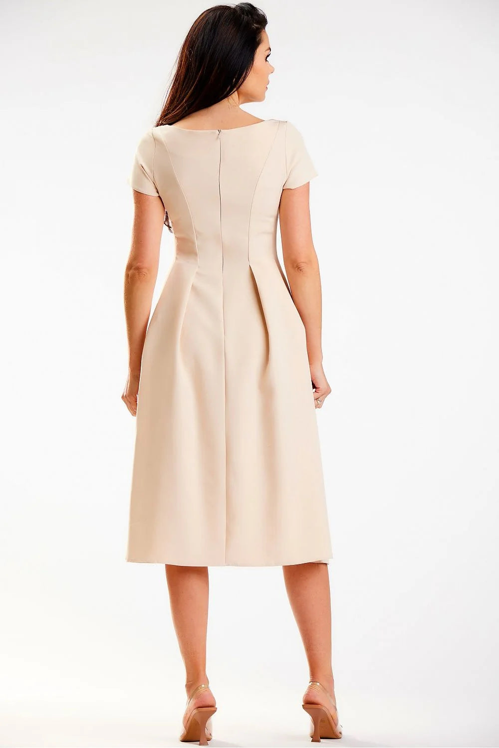 Robe de jour élégante pour femme midi manches courtes dos zip tailleur nude polyester élasthanne conçue en Pologne finitions soignées