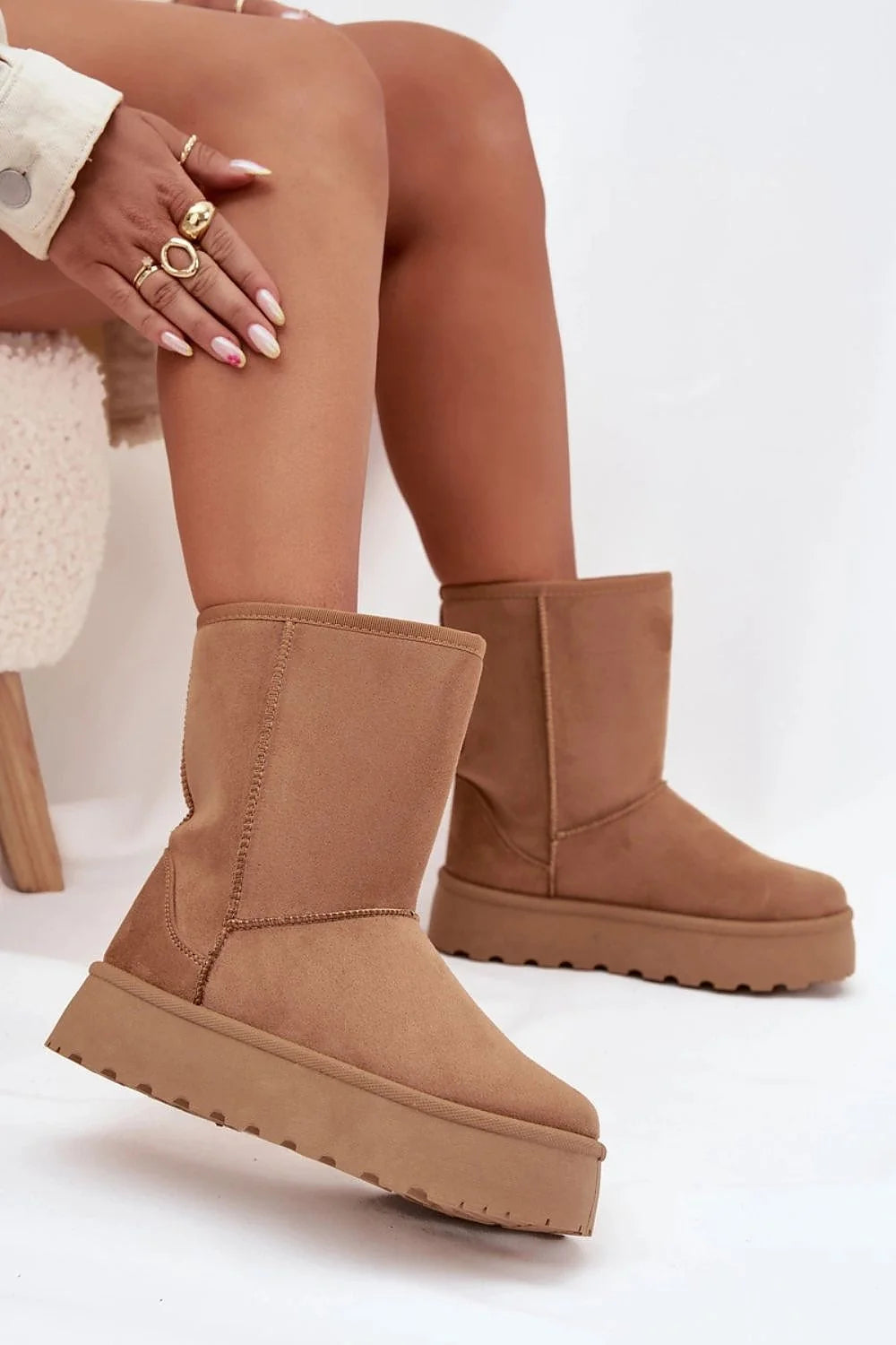 bottes neige femme mi mollet suédine camel doublure fourrure fausse épaisse semelle plateforme crantée caoutchouc antidérapante bout rond coutures apparentes