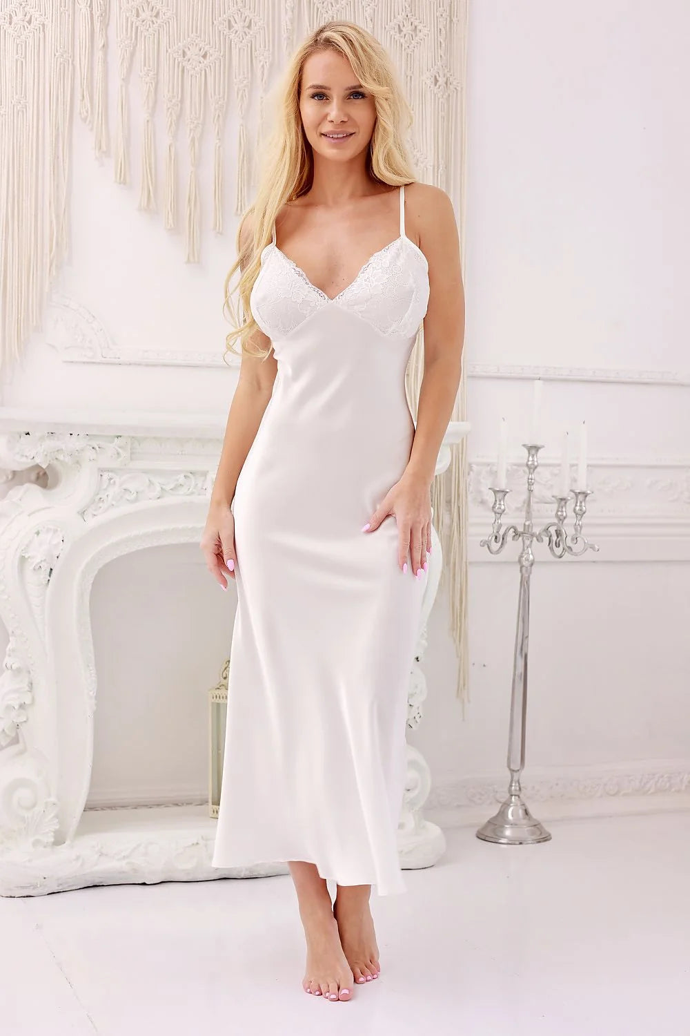 nuisette satinée ivoire longue midi fuselée décolleté V bretelles spaghetti bonnets dentelle florale tombé fluide soyeux silhouette élégante finitions soignées