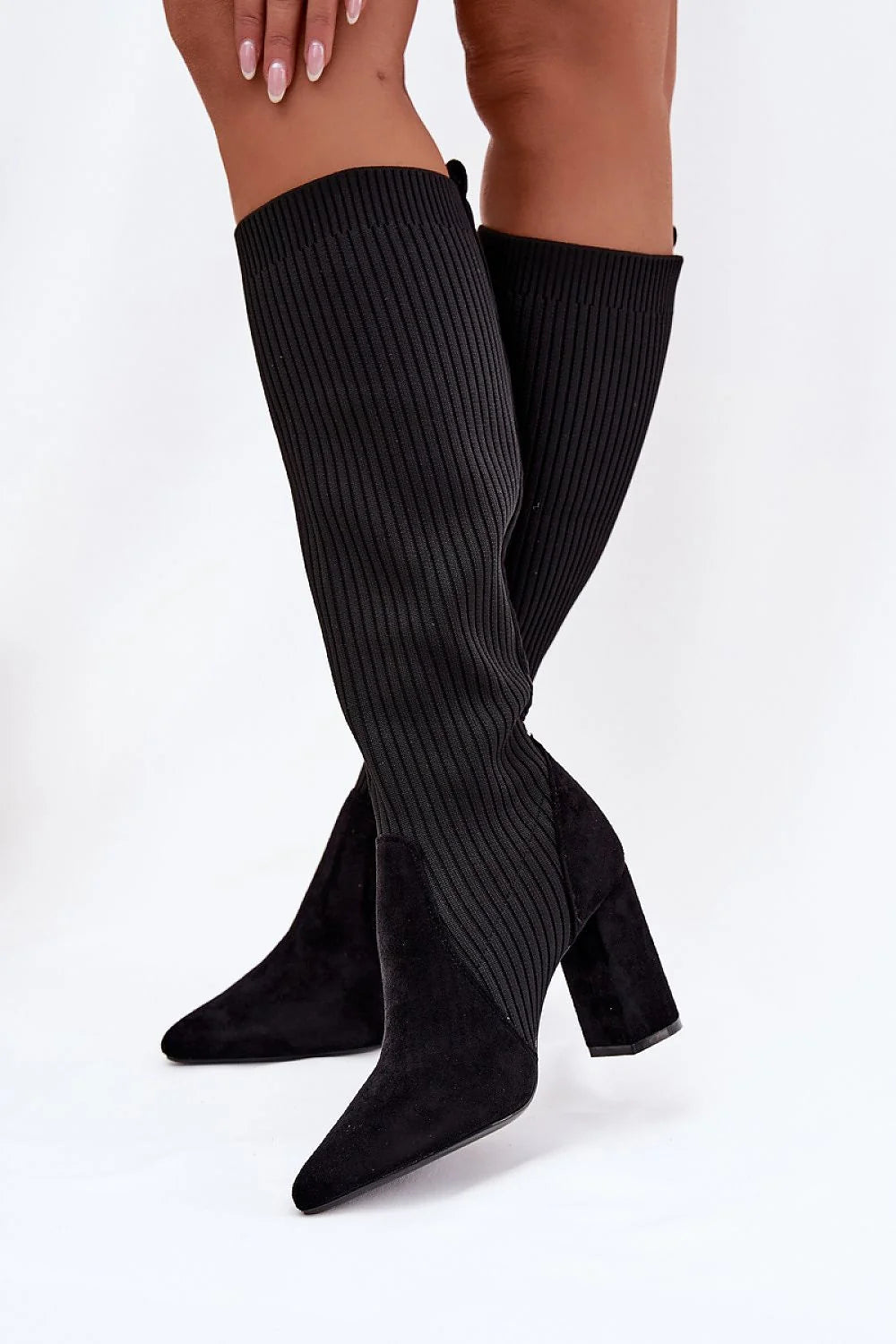 bottes hautes femme noires côtelées maille extensible suédine empiècement bout pointu talon bloc 9cm coupe slipon ajustée silhouette élégante