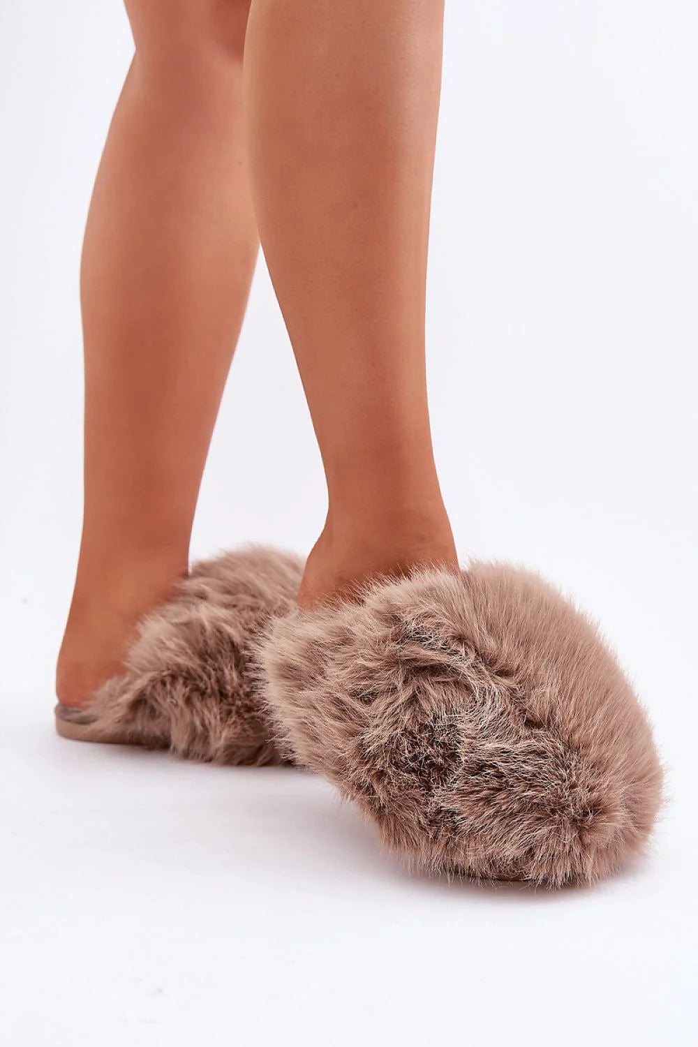 Pantoufles pour femmes en fausse fourrure beige taupe, douces et élégantes pour les nuits d'hiver, confort maximal, style décontracté, design moderne sans coutures, idéales pour les soirées cosy