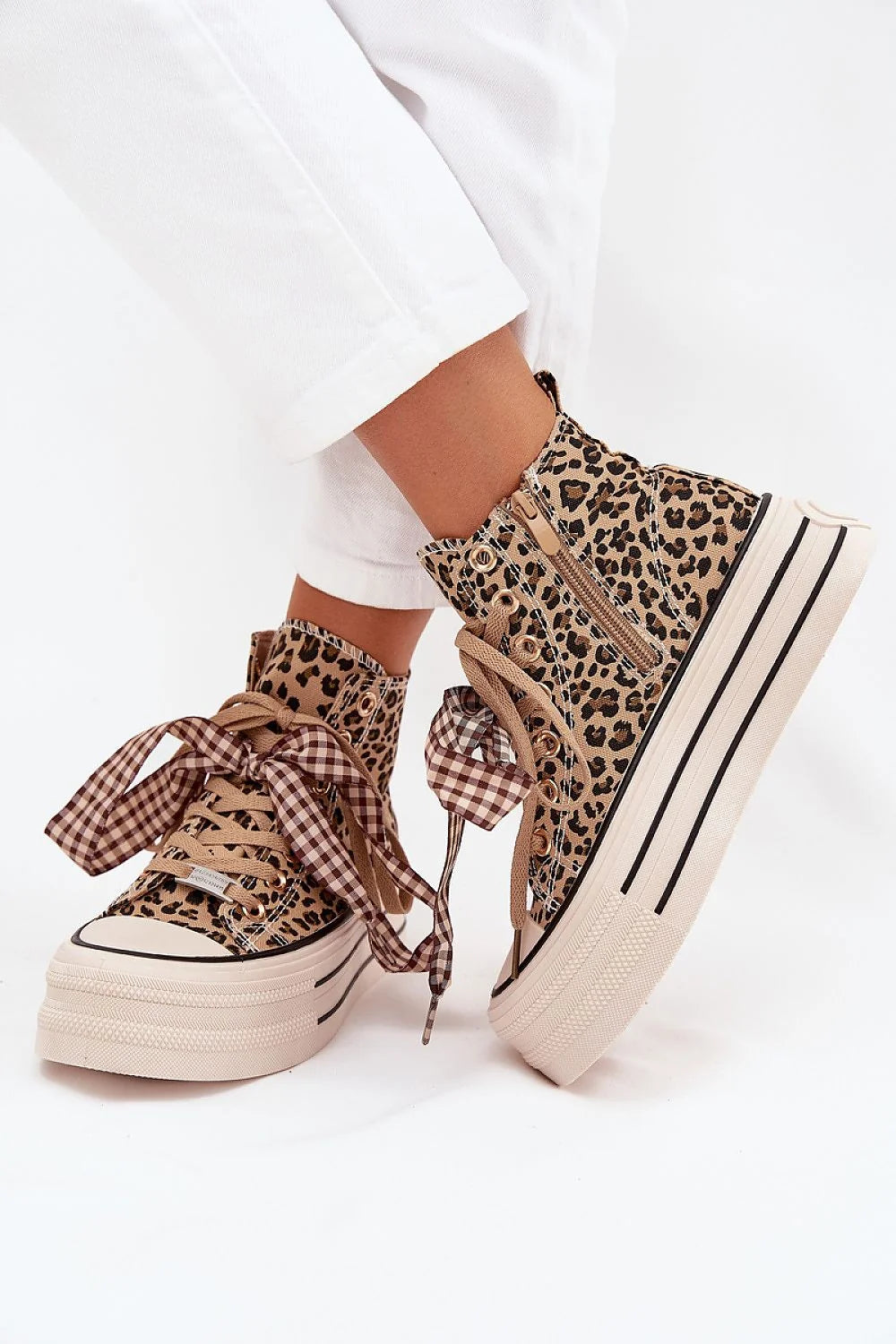 baskets femme montantes plateforme épaisse semelle gomme léopard beige camel bandes noires lacets ruban vichy marron oeillets fermeture eclair
