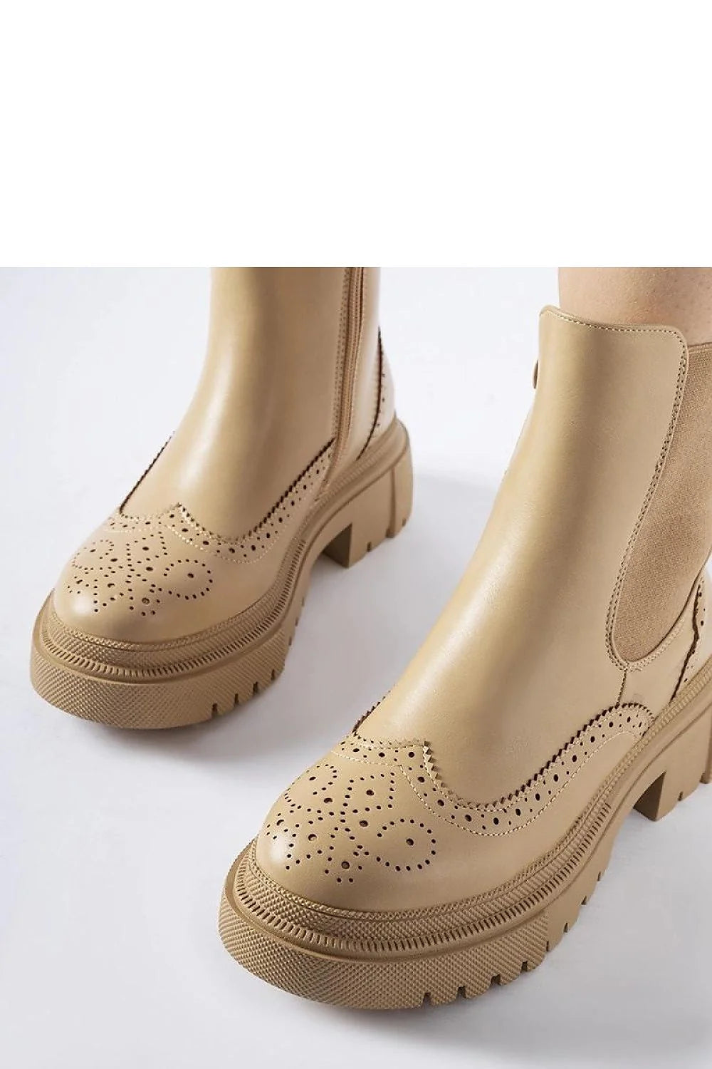 bottes chelsea beige cuir synthétique mi hauteur fermeture éclair latérale panneaux élastiques semelle crantée talon bloc brogue perforations
